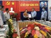 Đồng chí Nguyễn Bê On Bí thư chi bộ trao quyết định kết nạp đảng cho đồng chí Hồ Ngọc Diệu