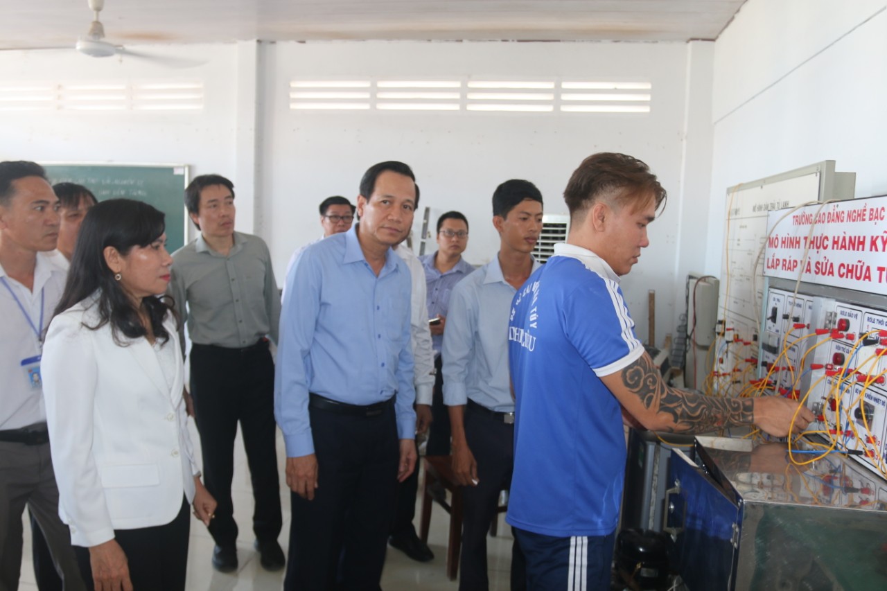 Bộ trưởng Đào Ngọc Dung tham quan khu dạy nghề của Cơ sở 