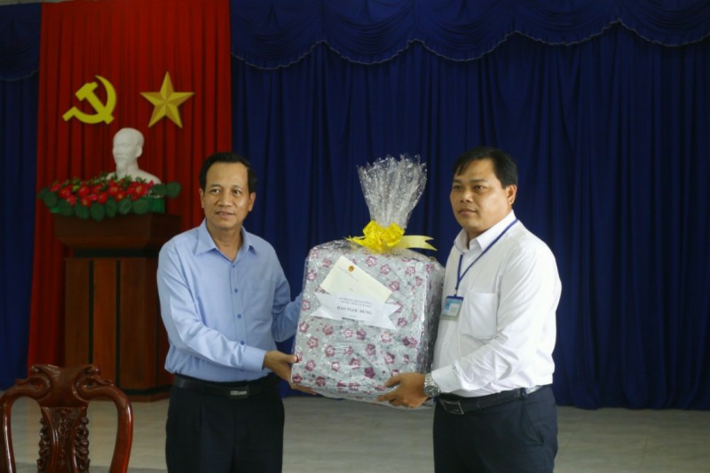 Bộ trưởng Đào Ngọc Dung tặng quà cho Cơ sở cai nghiện ma tuý 