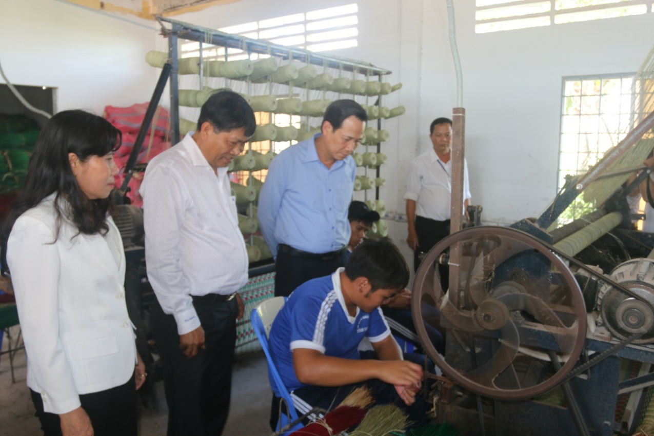 Bộ trưởng Đào Ngọc Dung thăm học viên đang học truyền nghề tại Cơ sở