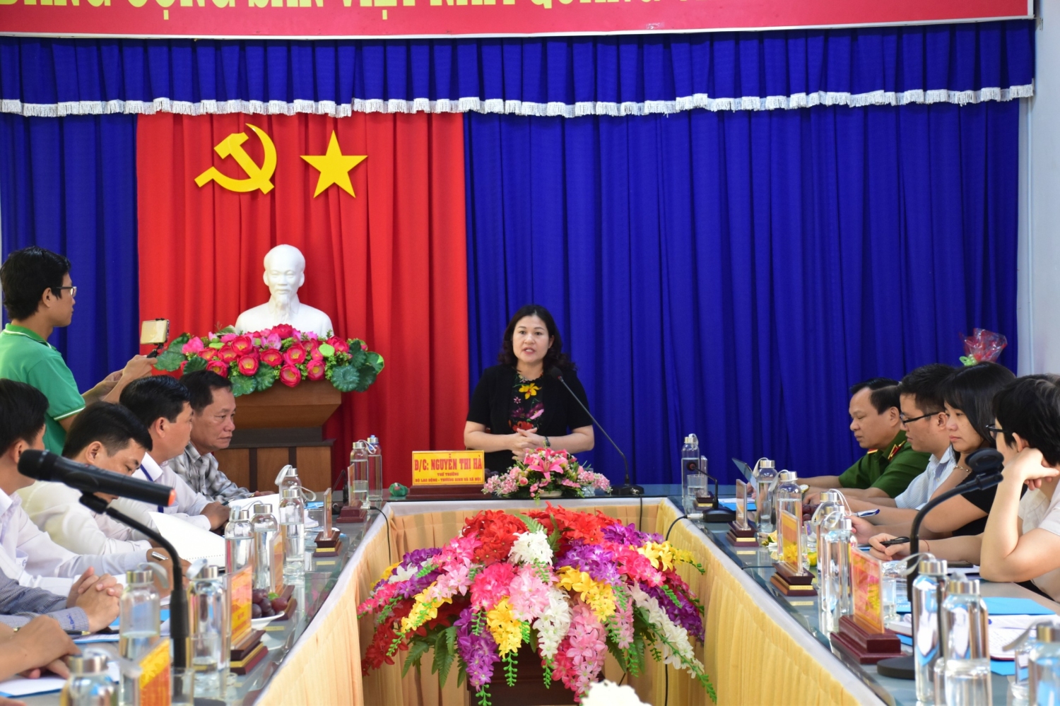 Thứ trưởng Bộ Lao động - Thương binh và Xã hội Nguyễn Thị Hà làm việc với Ban giám đốc Cơ sở