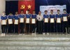 Ông Nguyễn Hùng Thái phó Giám đốc Sở trao quyết định cho học viên có thành tích xuất sắc trong học tập tại Cơ sở