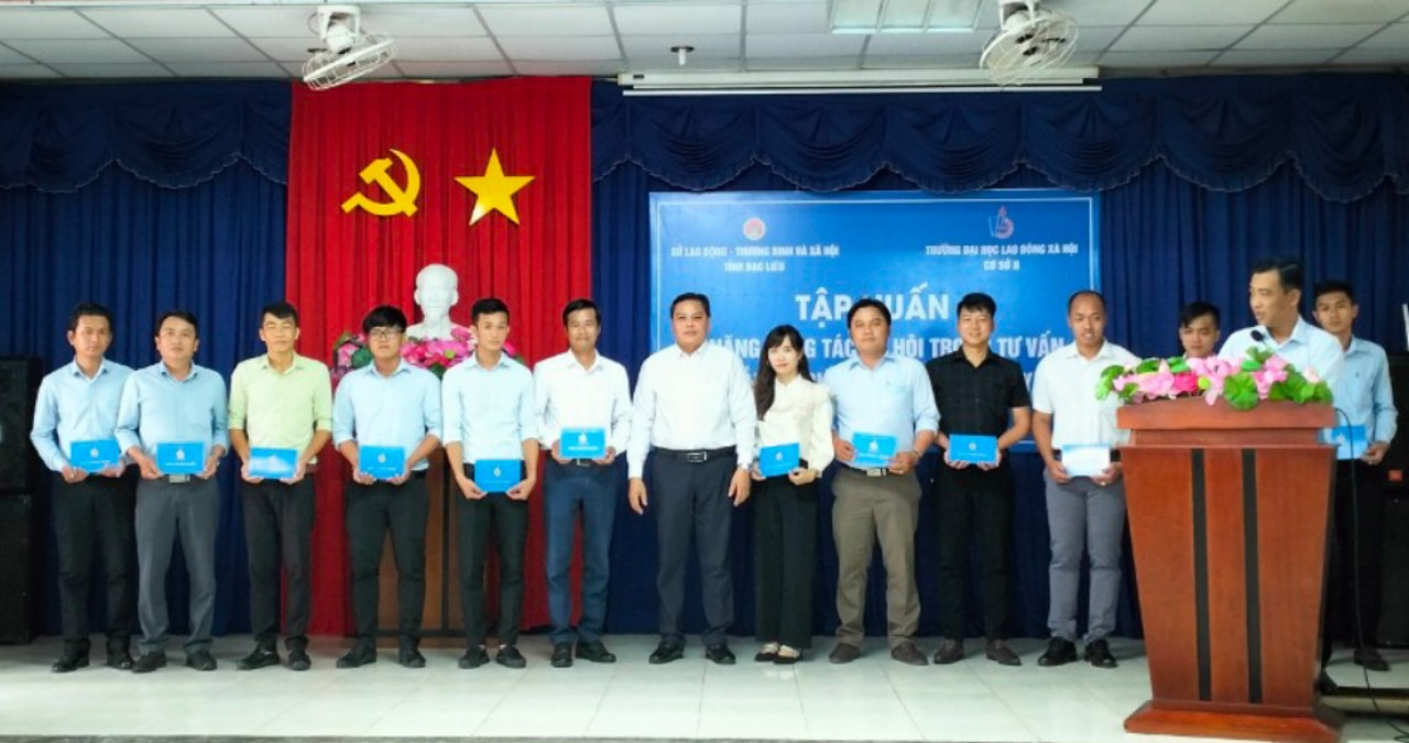Ông Nguyễn Bê On Giám đốc Cơ sở trao giấy chứng nhận cho viên chức, người lao động hoàn thành khóa học