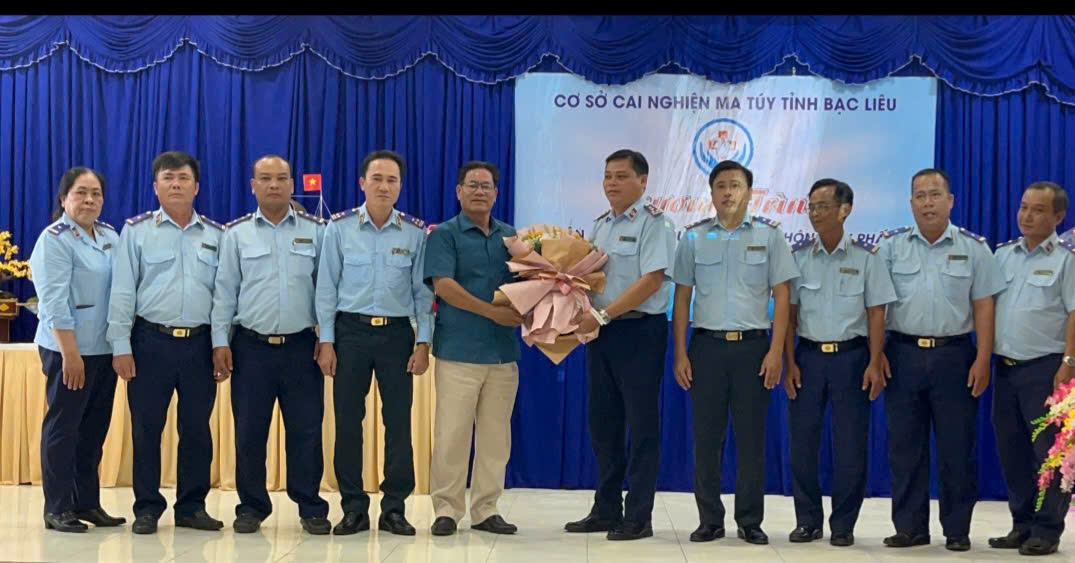 Ông Đinh Xuân Phượng Phó giám đốc Sở, tặng hoa chúc mừng Ban Giám đốc Cơ sở, Trưởng - Phó các phòng chuyên môn được học viên tặng hoa chúc mừng